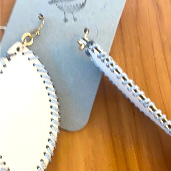 Beige and grey cut leather fashion earrings - Picture 5 of 5